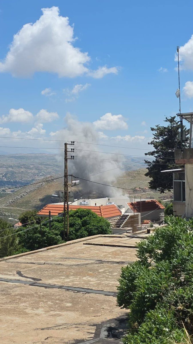 LOrientLeJour's tweet photo. 📸 #Image | Bombardements israéliens sur Machghara, dans la Békaa-Ouest ; un mort dans un raid de drone sur Nabatiyé.

Photo relayée par Sarah Abdallah https://t.co/tJlSTBzIkC