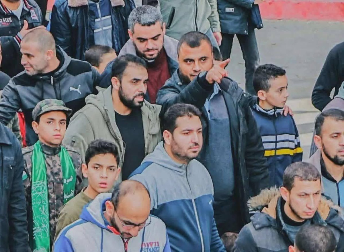 MyPalestine0's tweet photo. بين الجماهير كأي فردٍ فيهم..
حذيفـة الكحلـوت، ابراهـيم البيـاري، محمـود الشلـفوح✊ https://t.co/3hRnrwL2a8