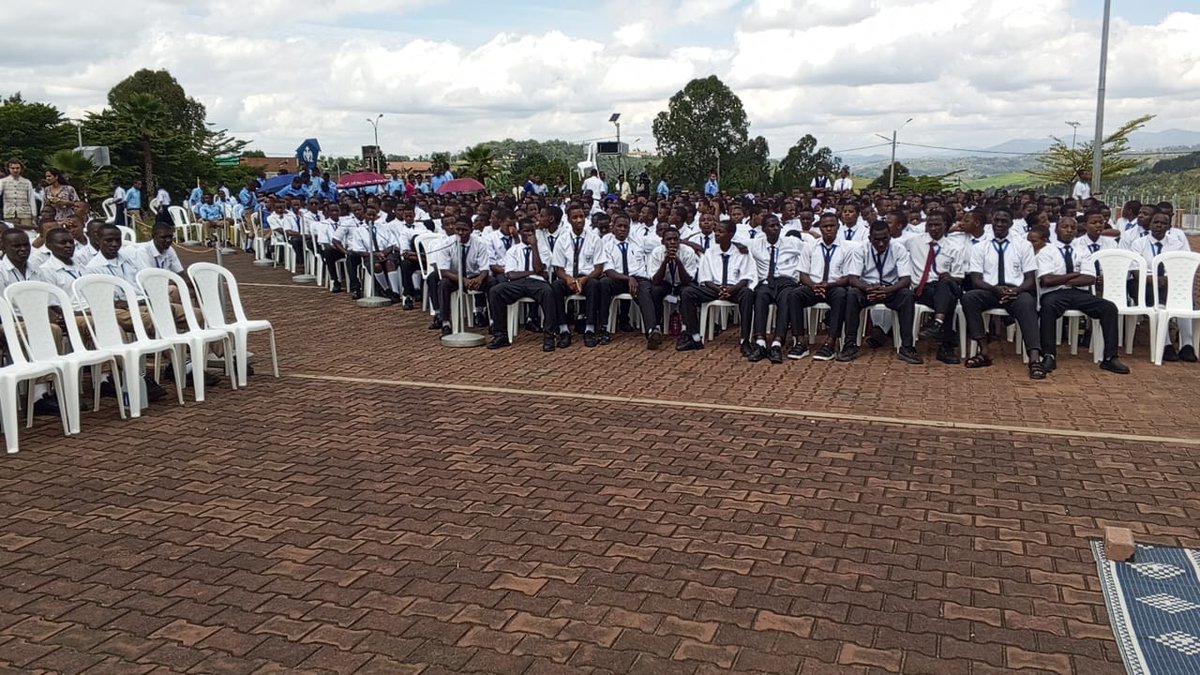 RwandaMaria's tweet photo. Abanyeshuri bo mu mashuri gatolika ya Kabgayi bageze i Kibeho bahabwa #Inyigisho k'ubutumwa bwa #Kibeho na Padri JMV Nizeyimana, ukorera ubutumwa ku Ngoro ya Bikira Mariya i Kibeho.
Abanyeshuri biga mu mashuri gatolika muri Diyosezi ya Kabgayi bitegura gukora Ibizamini bya Leta https://t.co/bA3ofu9vjS