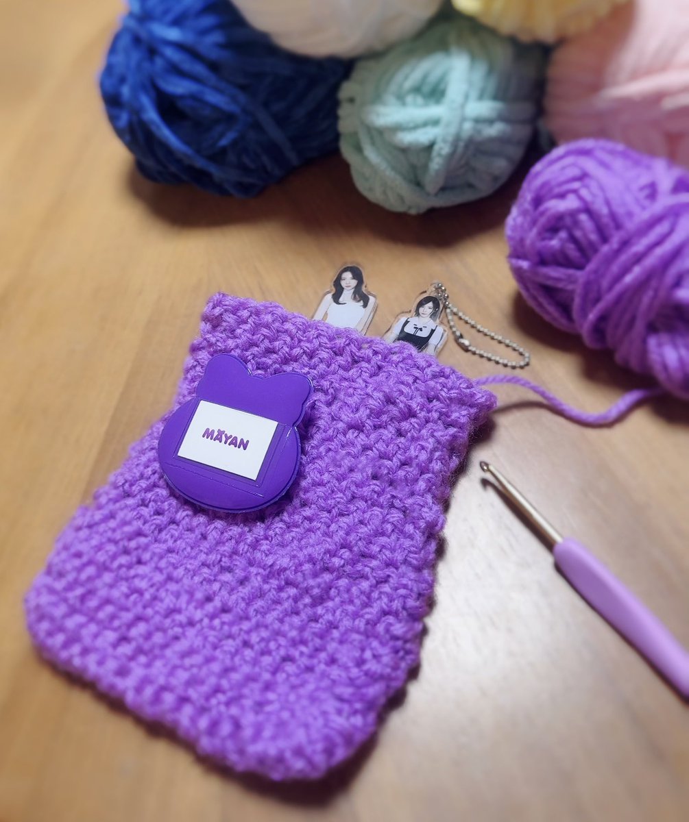 お久しぶりの編み物day🧶 アクスタが入るくらいの巾着ポーチ作り中で