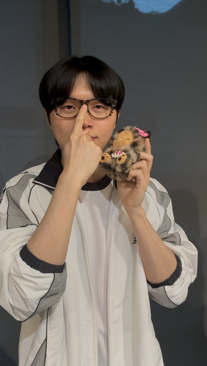 keosju's tweet photo. 개웃 https://t.co/migPnPyNRT