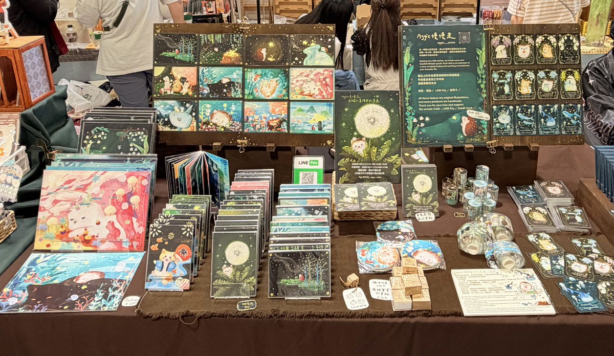 Aggie_Amble's tweet photo. 創集繪來場感謝🥹

謝謝今天來的朋友們
收到好多小禮物
還有包的好精緻的小點心
場次樂趣💝🥰

這幾天是值班->出攤->繼續值班->佈置新寄賣點的高強度日子
我的腿一直抽筋😓
 
接下來進入閉關趕稿期
剩寄賣與線上通販

下次見面時間是8月
感謝今天來的大家
謝謝喜歡我的創作的你們

#創集繪 https://t.co/vTOtvs6rJU