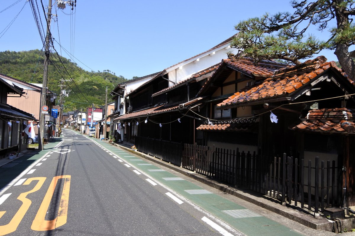 machinamikaido's tweet photo. 用瀬（鳥取県鳥取市）山名氏の家臣だった用瀬氏が開いた城下町で、智頭街道の宿場町として発展しました。旧智頭街道沿いや、梅花藻が生息する瀬戸川の、石組みの水路沿いに古い町並みが見られます。「流し雛」の風習が残ることでも知られていますね。この日は5月で、流しこいのぼりをやってました。 https://t.co/clD3WQXY0q
