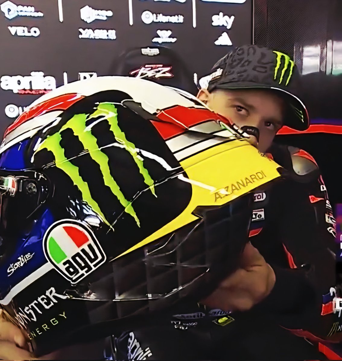 LiaCapizzi's tweet photo. Il casco speciale di Marco Bezzecchi al Mugello. L'omaggio a Alex Zanardi.

I colori del casco di quando Alex correva. E il simbolo dell'ananas, dal nickname "Pineapple" (coniato per la testardaggine dal suo ingegnere di pista in IndyCar/CART)

Bez & Alex 🍍❤️

#ItalianGP 
Video @ApriliaOfficial