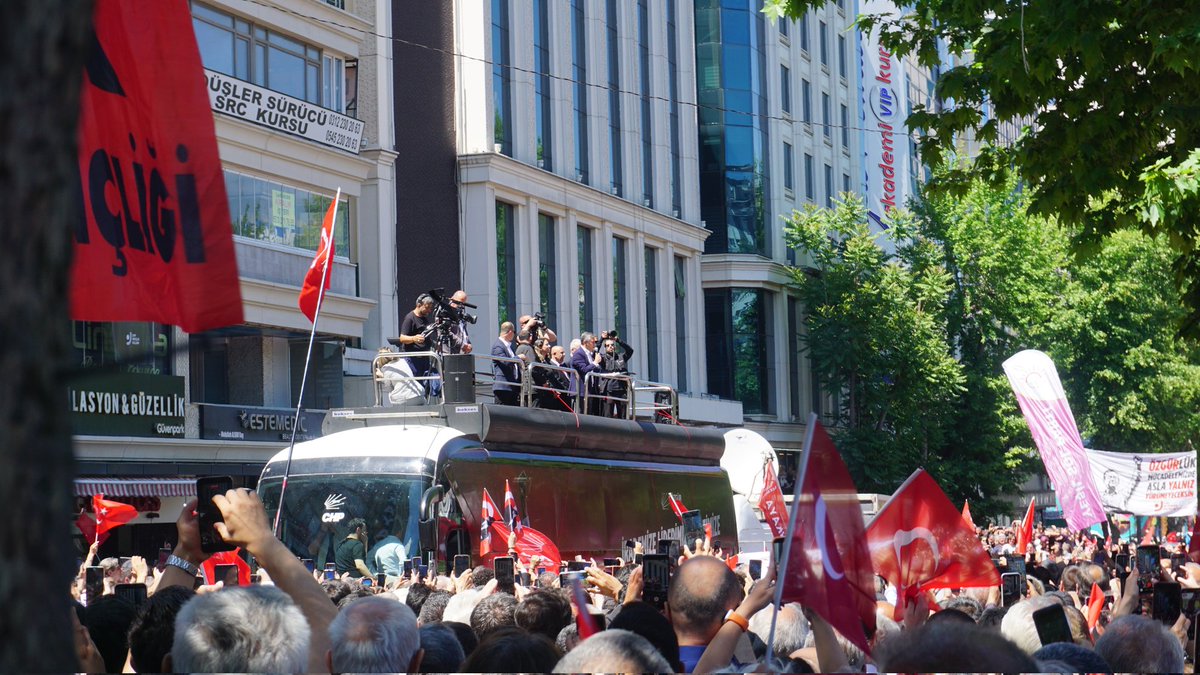 devrimciavantur's tweet photo. Cumhuriyet Halk Partisi Genel Başkanı ve Lideri Özgür Özel konuşmasını yapmak için 'kürsüde'

Devrimci Avantür Genel Yönetim Kurulu Haber Merkezi (GYK HM) https://t.co/bsMJ7HPEpt