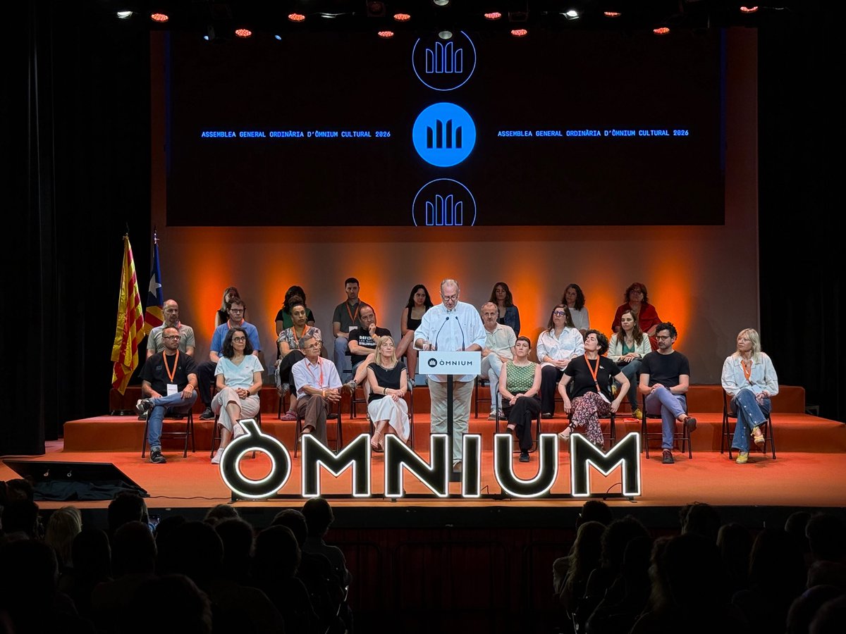 Elisendalamany's tweet photo. A l’Assemblea d’@omnium acompanyant l’elecció de @XavierAntich. 
Davant dels qui volen cultivar el desànim, som més els qui volem continuar contruint esperança i treballant pel país. 
Construcció nacional per avançar cap a un país lliure. 
Enhorabona a la junta escollida! https://t.co/2zQ55kafjX