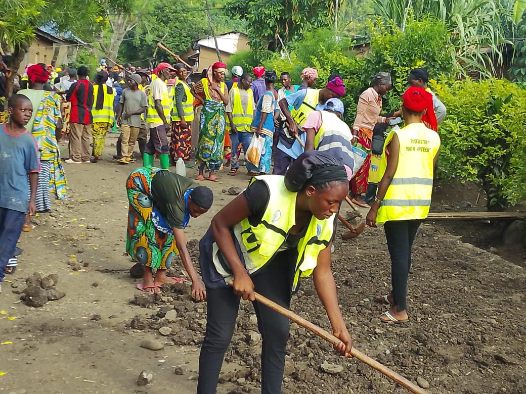 MuganzaYVS's tweet photo. ku muganda usoza ukwezi,urubyiruko twafashe iyambere dutunganya imihanda y'imigenderano ndetse twubaka n'ikiraro kugirango urujya n'uruza rukomeze rukomeze! kuko urwanda rukwiye ibyiza!! Umuturage ahore ku Isonga! https://t.co/6rUHf2NlaK