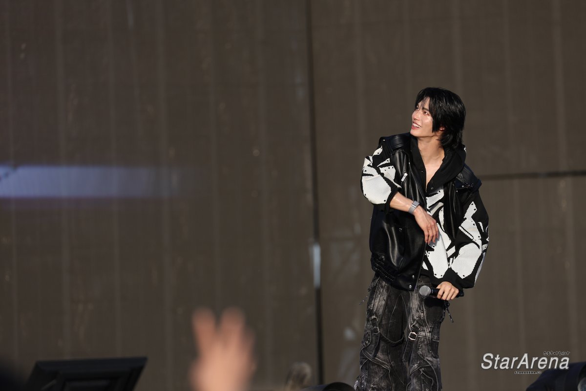 StarArena_'s tweet photo. 📷 Win Metawin performs a highly anticipated set with strong fan reactions throughout 

WIN METAWIN AT ASIATOP

#ASIATOPMUSICFESTIVAL #ASIATOPMUSICFESTIVALxWin #WinMetawin #AsiaTop #JOOX #QQMusic @joox_global https://t.co/HUwWtij6N1