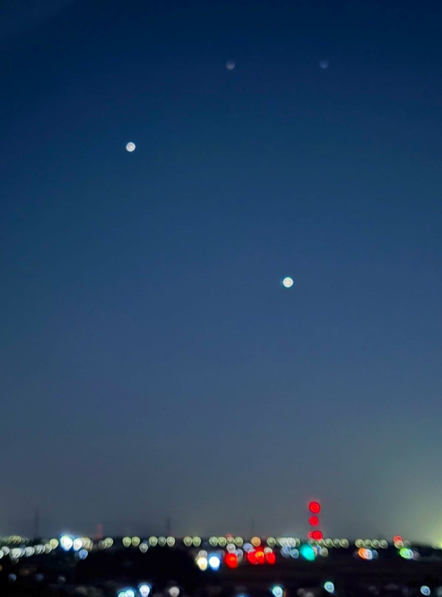 redpeppers's tweet photo. ほんとにこの時間の西の空の（のを四回）木星と金星のrendez-vousが素晴らしいけど俺の素iPhoneはピントあわん https://t.co/DCv3N2d50T
