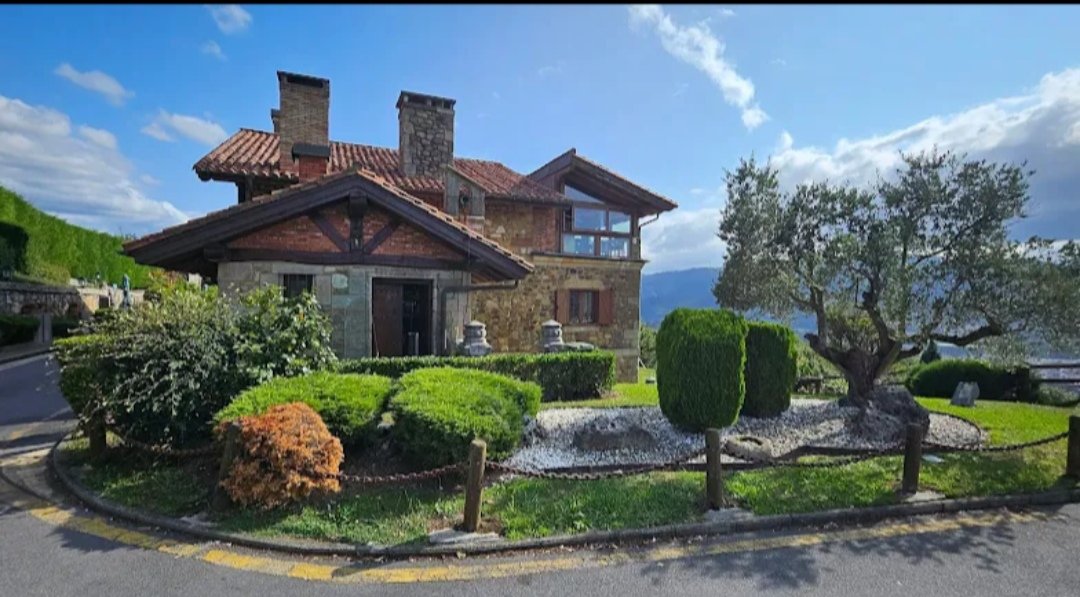 Jose59ramon's tweet photo. Una casa con muchos años, sin ninguna opción de mejorar, ya que los políticos de turno se oponen, claro dependiendo de quién sea el propietario,ahora mismo se puede observar el cambio. Lamentable. https://t.co/I1A2U1U8pU