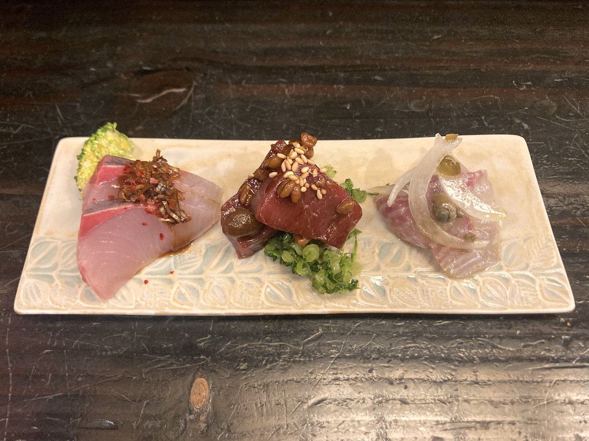 kaga3int's tweet photo. 今酔も堪能♪呑んだ事なかった杉錦美味しかったし、アテのお造り盛合せ(ハマチ・マグロ・スズキ)も丸��子の山椒ダレも春菊のおひたしも巻き寿司のつぶ貝の肝醤油も全部美味しかった！
大将に美術展の無料招待券もろたから来週早速行こう♪ https://t.co/dRU1ONR4Xm
