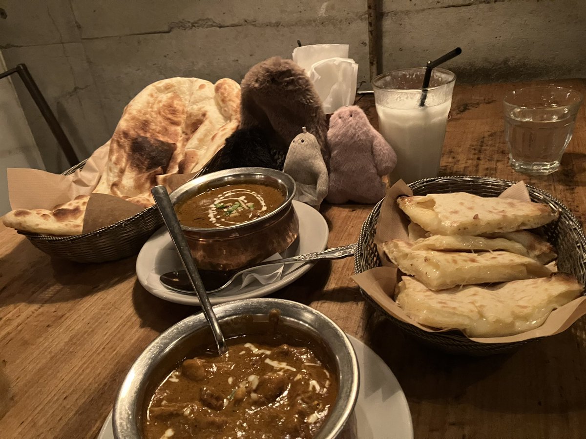 omunisoparadais's tweet photo. フニオとおぱんつ君と美味しいカレー屋に🍛牡蠣がたっぷり入ってて🦪とってもまろやか🦪
ピンクのマスコットフニオ、まだお名前が付いてなくて何かいい案ありませんか🥰❓
#フニオ
#FUNIO
#ぬい撮り https://t.co/GBUip99SFL