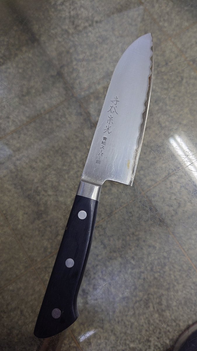 kiryu011's tweet photo. 15年近く前に作った不���ではねたやつ。先だけ削って刃を付けて使っていたんだけどこの年になって料理をしないとならない羽目になったわけで切れ味悪いから刃の肉を下ろして仕上げた。
ハガネは錆びるけど炭素鋼ほど朽ち果てないし超硬いしこれじゃ一生使えるかも🤣 https://t.co/CdIXgUwcge