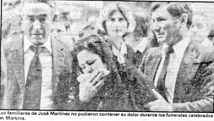 CarlosDeUrrecha's tweet photo. "Le pegaron un tiro en la nuca y le salió por un ojo"
D. José Martínez Parens asesinado con un tiro en la nuca en Marquina por los cobardes de ETA

"Su esposa y una de sus hijas, de 2 y 9 años, fueron las primeras en auxiliarle. Todavía estaba con vida"
https://t.co/QhWAvDvjXz https://t.co/QQqhF7YqjA