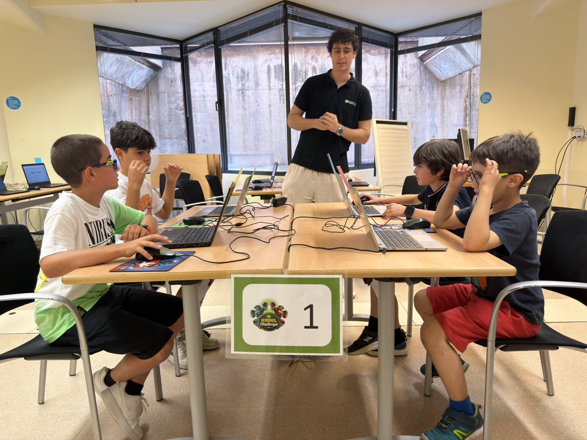 codelearn_cat's tweet photo. El Roger, l’Albert, el Pol i el Jordi jugaran la Final a 4 de la Karel Challenge Júnior 2026! https://t.co/BcTanv2Vcj