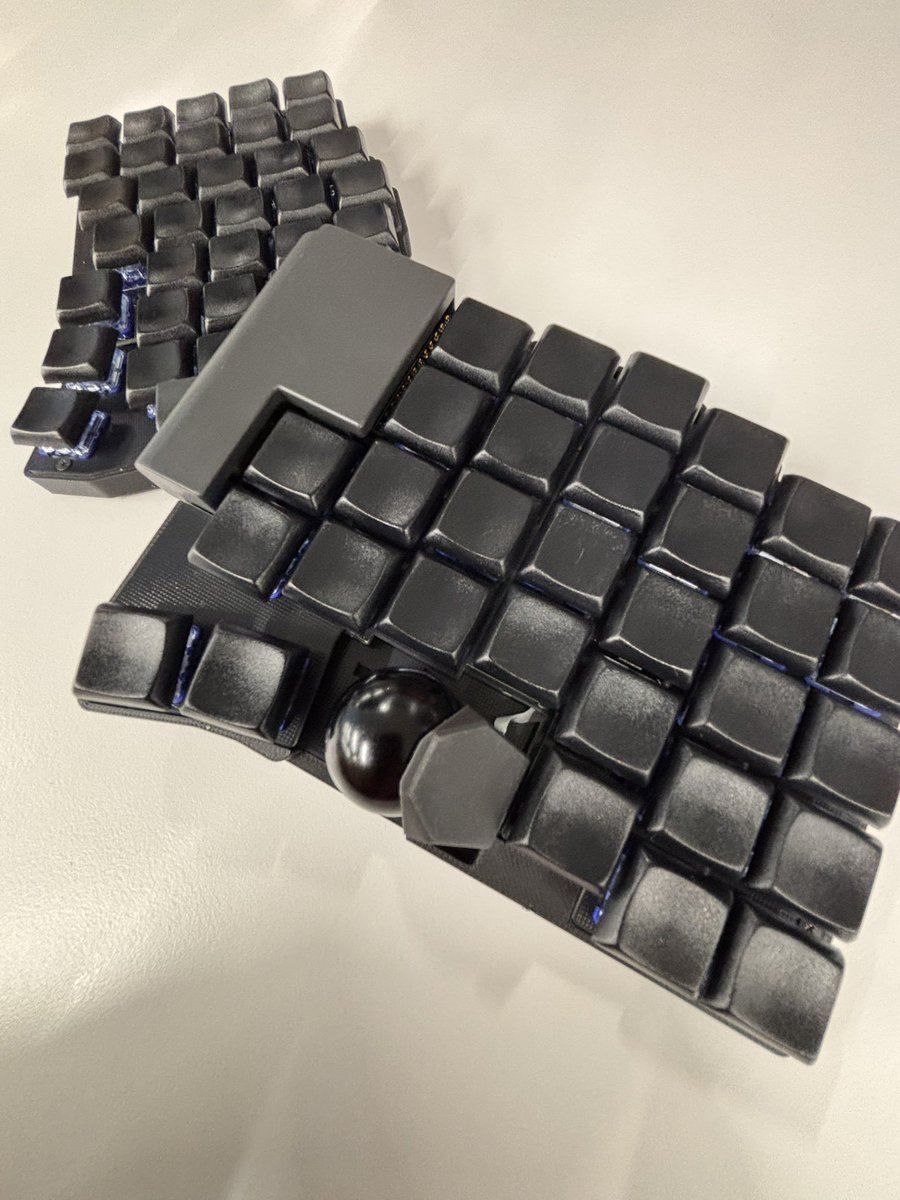 yotsuyaku_halk's tweet photo. 【My New Gear】
長い旅路の果てついに完成。
torabo-tsuki LP Lサイズ！
人生初の自作キーボードに大満足！嬉しい！
名前は「月ちゃん」です。ギー太みたいなもの。
ちなみに1週間使ってみてめちゃくちゃ効率上がったけど、試行錯誤は続く！
#自作キーボード https://t.co/q2wIyIOfKN
