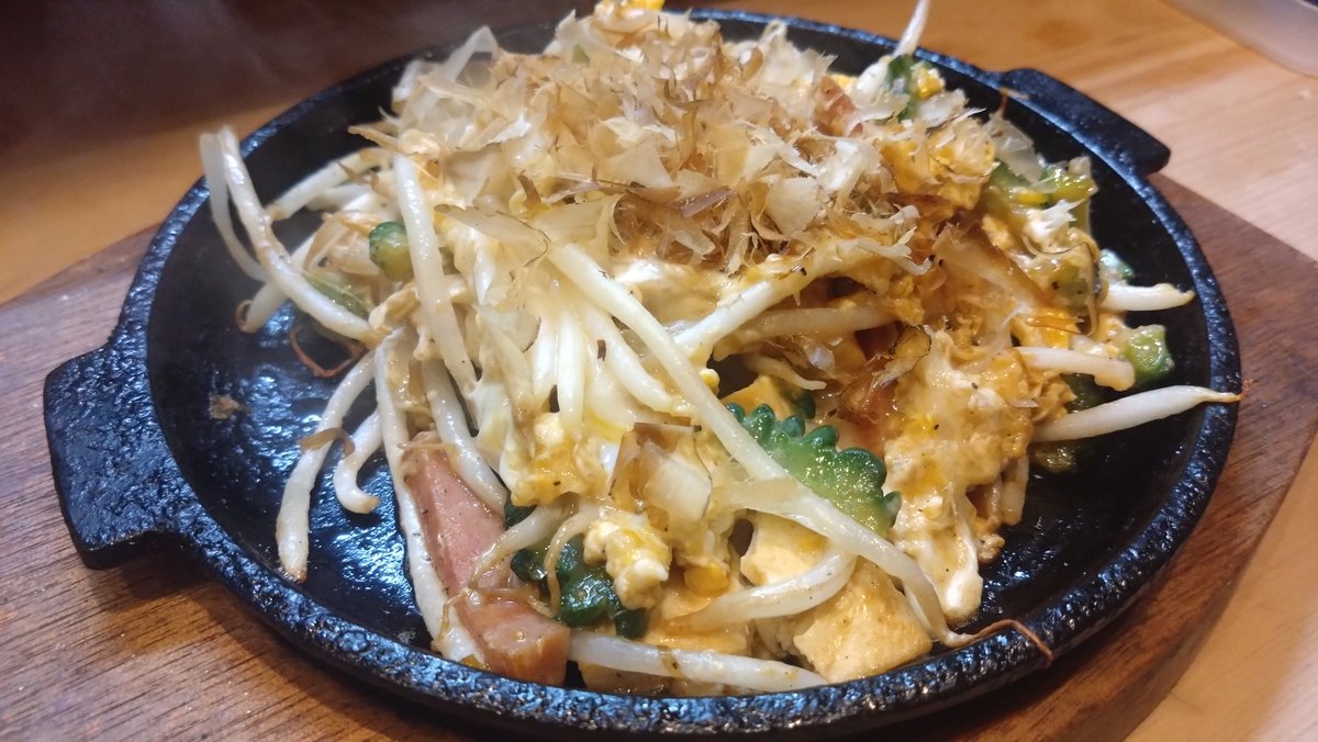 mipple's tweet photo. 食べログの点をアテにしすぎて、危機感ゼロで入った焼き鳥屋さんが外国人店員しかいなくて、明らかに回ってない感じだった。
なぜ回らないのかを観察。
変なメニューが多すぎるんだよww
焼き鳥店なのにソース焼きそばとかゴーヤチャンプルーとかコロッケとかキムチチャーハンとかある。
頼んだけどさ🥹 https://t.co/GJk5doe7Q4