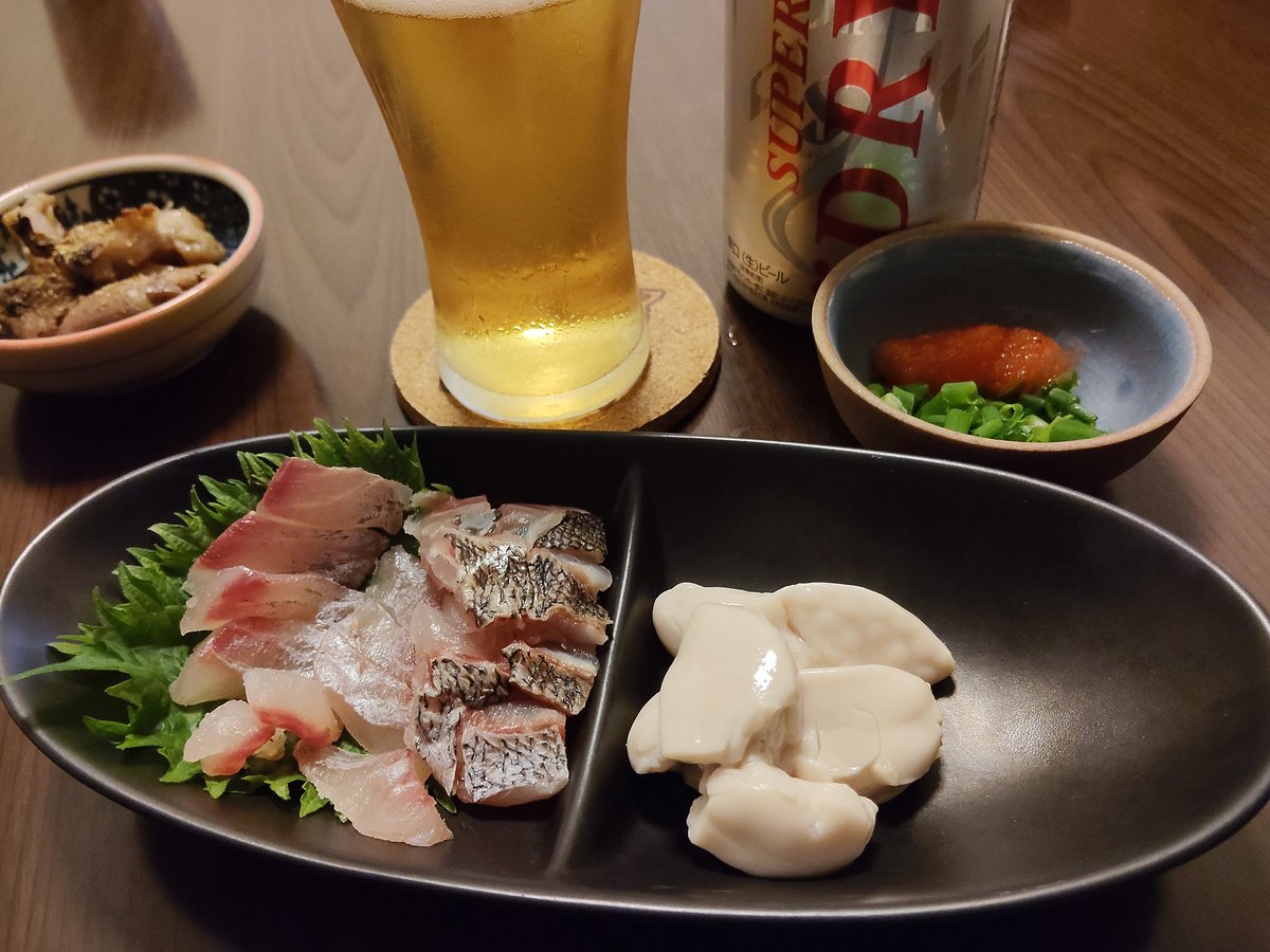 ktsuzuki7's tweet photo. 今回初めてイサキ　バチコンへ挑戦してきました。日ムラありありらしく、昨日はサッパリだったそうで…😅序盤は、案の定、カスリもせずでしたが、時合に入ったら、ポロポロとアタクシにも釣れましたが、バラシ多く、もうちょっと数伸ばせたのにな…残念…😣
#イサキ　バチコン https://t.co/iojKNoc9fc