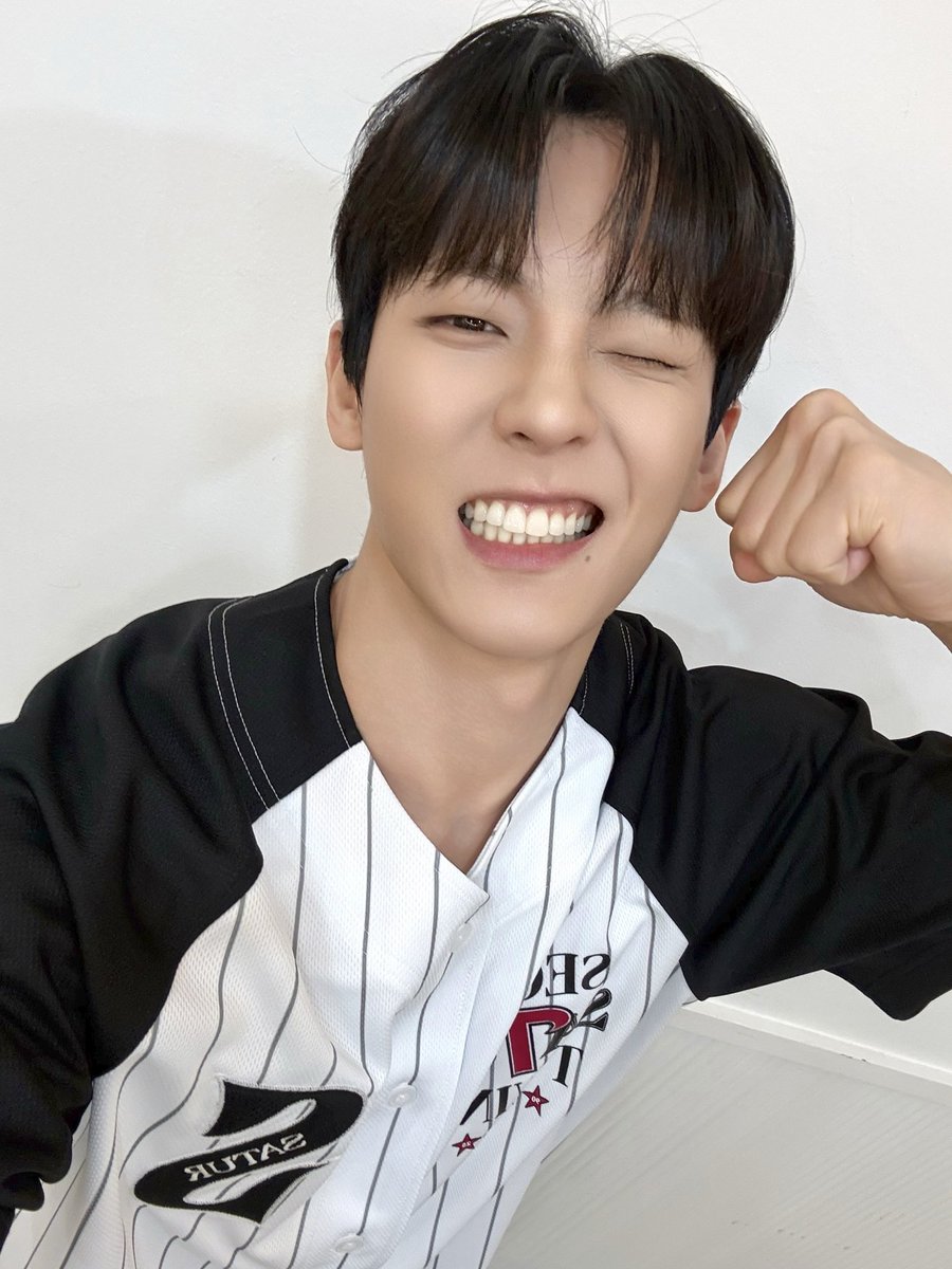 BTOBCOMPANY's tweet photo. [📁]

📁B:CHIVE
└📁#LG트윈스 

완벽한 시구와 함께
LG 트윈스의 승리까지⚾️💛❤️

오늘 민혁이 승요했다‼️🐈‍⬛

#비투비 #BTOB
#이민혁 #LEEMINHYUK
#허타 #HUTA
@btob2mh https://t.co/bsvXxPpeTw