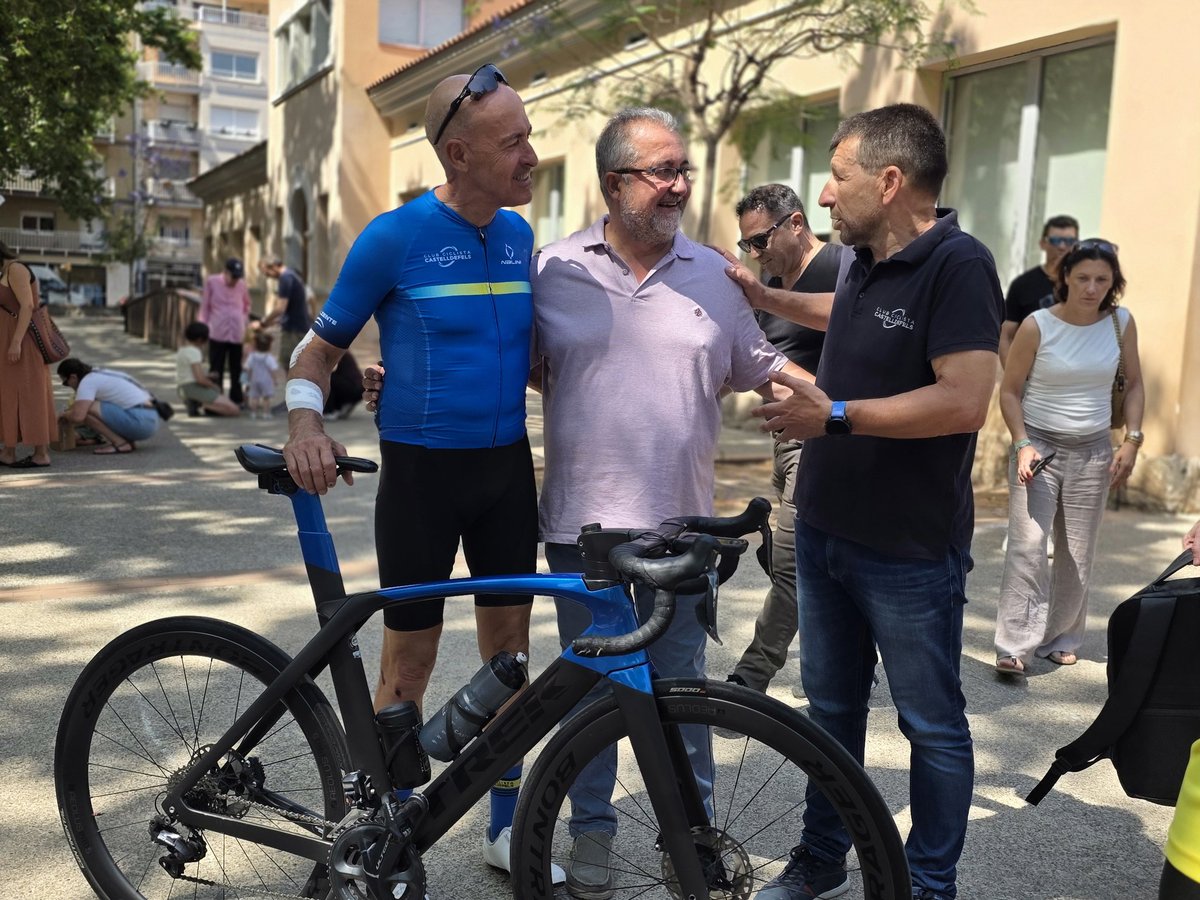 SOM_CDF's tweet photo. 🚴‍♂️ Presentación del nuevo maillot del Club Ciclista de Castelldefels: una equipación que representa esfuerzo, pasión y orgullo de ciudad. 💙

Esta mañana hemos asistido a la presentación del nuevo maillot del Club Ciclista de Castelldefels, una cita que pone en valor el trabajo, la dedicación y la ilusión de todas las personas que forman parte de esta gran entidad deportiva.

Más que una equipación, este maillot simboliza las horas de entrenamiento, el compañerismo, la constancia y el espíritu de superación que acompañan a cada pedalada. Valores que hacen crecer el deporte y que contribuyen a hacer de Castelldefels una ciudad más activa, saludable y unida.

Desde SOM Castelldefels queremos felicitar al Club Ciclista de Castelldefels por su trayectoria y agradecer su labor fomentando el ciclismo y los hábitos de vida saludables entre vecinos y vecinas de todas las edades.

¡Os deseamos una gran temporada y muchos éxitos por delante! ✨