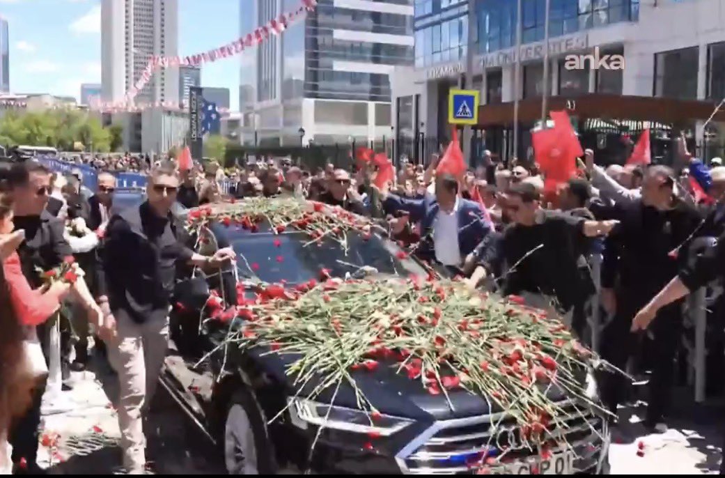 SezinOney's tweet photo. Siyasetin cenaze arabası: Yaşayan ölülerin dönüşü… https://t.co/raa4m0INqY