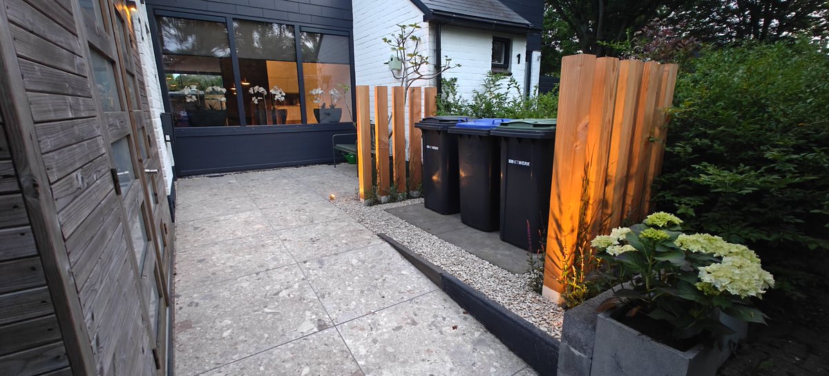 tegelboer's tweet photo. 🌿 Tuinproject in Dordrecht 🌿

Sommige klanten zijn zó handig en creatief dat er geen hovenier of stratenmaker aan te pas hoeft te komen. 💪✨
Met de juiste materiaalkeuze creëer je namelijk zelf een droomtuin!

CHAPEAU! 👏

#TegelhandelBuitengoed #VTWonen #KeramischeTegels https://t.co/rTWZ3jWBqO