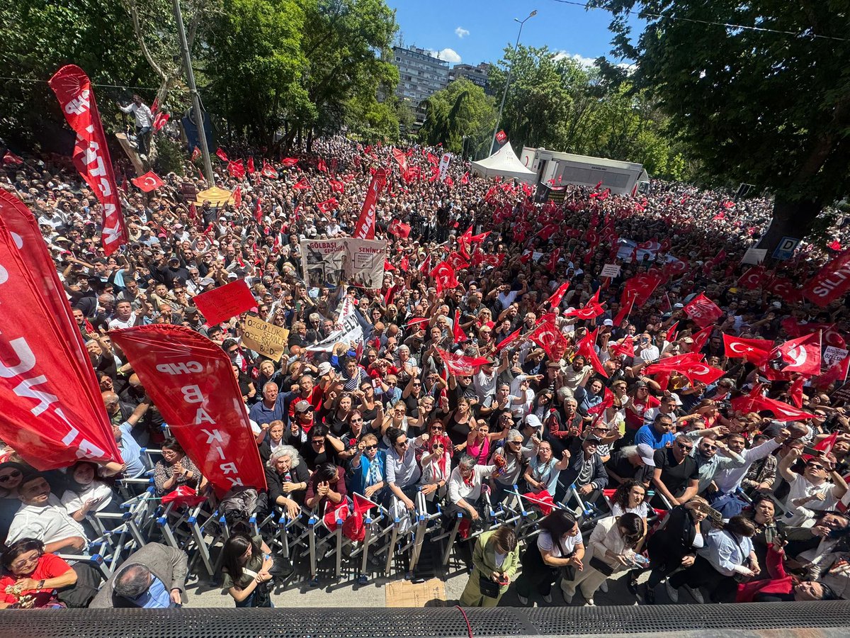 toplumsalmuh49's tweet photo. Taşıma suyuyla değirmen dönmedi. 

CHP Genel Merkezi önünde farklı illerden kalkan otobüslerle toplanan kalabalıkla Güvenpark’taki kalabalık arasında büyük fark dikkat çekti. https://t.co/7mQoOkv7JD