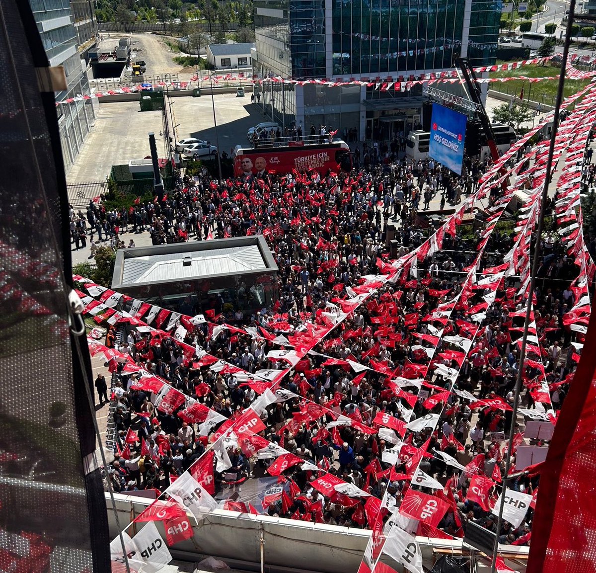 toplumsalmuh49's tweet photo. Taşıma suyuyla değirmen dönmedi. 

CHP Genel Merkezi önünde farklı illerden kalkan otobüslerle toplanan kalabalıkla Güvenpark’taki kalabalık arasında büyük fark dikkat çekti. https://t.co/7mQoOkv7JD