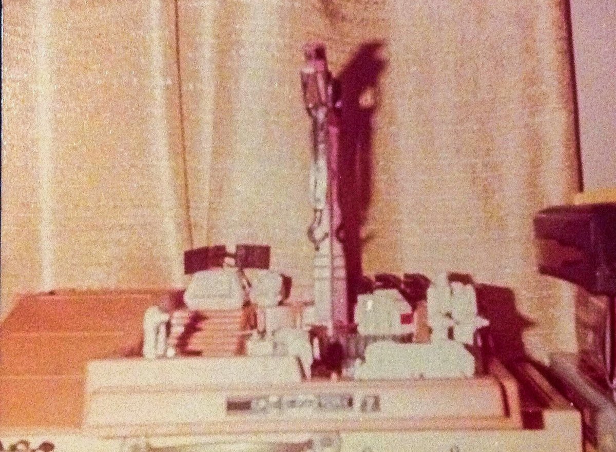 Garvy2022's tweet photo. #スター・ウォーズ
#starwars

Here’s something really vintage. The first photo is of my Kenner Star Wars Droid Factory from 1979. I found an old photo of it. In more recent years, I managed to add it to my collection again through @toy_cats https://t.co/Otk8uH8RvU