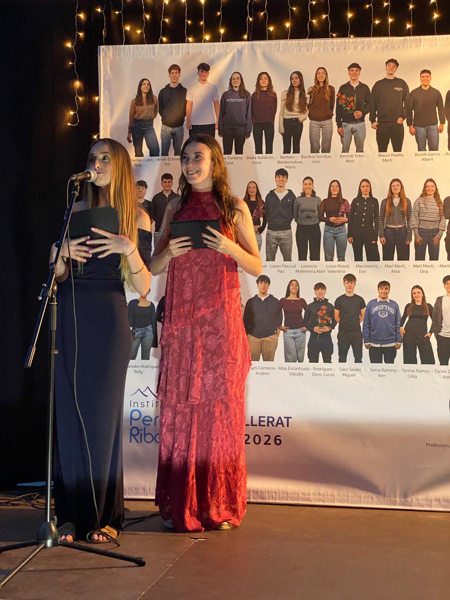InsPereRibot's tweet photo. Emotiva, divertida i sentida festa de comiat de la promoció 2024 - 2026 de 2n de BAT. Magnífica celebració amb una primera part més formal conduïda per la Naia i la Daniela amb els parlaments, els agraïments al professorat, el lliurament d’orles, diplomes i matrícules d’honor. https://t.co/TUUSwI1BhD