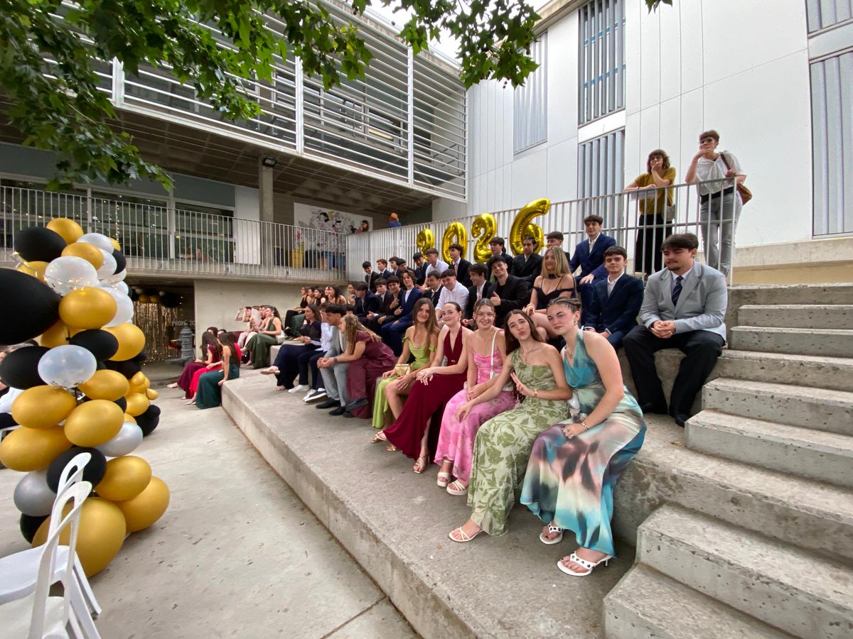 InsPereRibot's tweet photo. Emotiva, divertida i sentida festa de comiat de la promoció 2024 - 2026 de 2n de BAT. Magnífica celebració amb una primera part més formal conduïda per la Naia i la Daniela amb els parlaments, els agraïments al professorat, el lliurament d’orles, diplomes i matrícules d’honor. https://t.co/TUUSwI1BhD