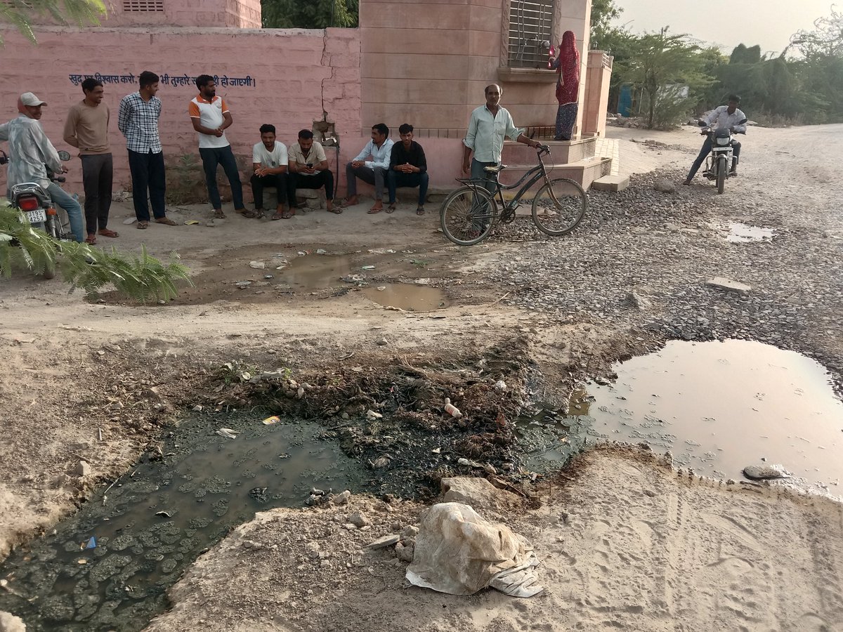 SunilVi26223060's tweet photo. @JodhpurDm @BhajanlalBjp @madandilawar @RajCMO @RajGovOfficial @DIPRRajasthan सड़क व सिवरेज का यह हालात है जोधपुर के धवा पंचायत समिति के ग्राम पंचायत फींच के पुरोहितों ��ा बास में सीवरेज का पानी आम रास्ते व सड़क पर फैला हुआ है जिससे बदबू व गंदगी की गंभीर स्थिति बनी हुई है आसपास के घरों में दुर्गंध आती इस सम्बन्ध में बीडीओ धवा, वीडीओ फींच कई बार बताया लेकिन https://t.co/a7EYxKSX4j