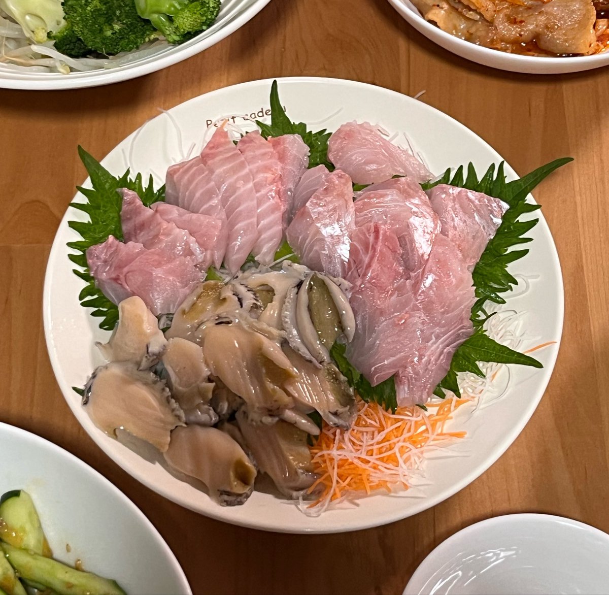 3turu_st4's tweet photo. 暑い🥵走って水分フル脱水
補給🍺🤣　
小さい鮑とキンメ鯛でお刺身🐟自分で作れば1000円✌️

🙏いただきます😋 https://t.co/9ZXvCAcGlw