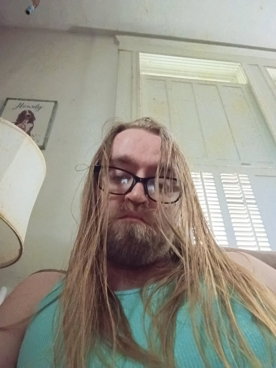 bushbrady27's tweet photo. Would any single female dm me if you want to talk or video chat with me https://t.co/YzwC5vJUVk