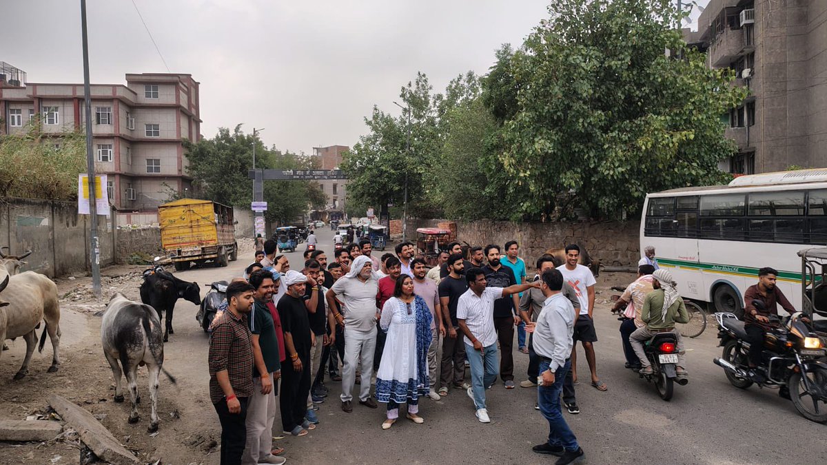 ipriyankagautam's tweet photo. आज घड़ौली गाँव के निवासियों के साथ समस्याओं पर चर्चा उपरांत तुरंत कार्यवाही की और सबको साथ ले जाकर घड़ौली गांव के दोनों तरफ़ से लोहे के कूड़ेदानों को हटवाया,ज़मीन पर पड़ा कूड़ा रात में साफ़ करवाया जाएगा,बाक़ी कार्य सोमवार को करने का अधिकारियों को निर्देश दे दिया है
@hdmalhotra https://t.co/O2zyDx7pCT