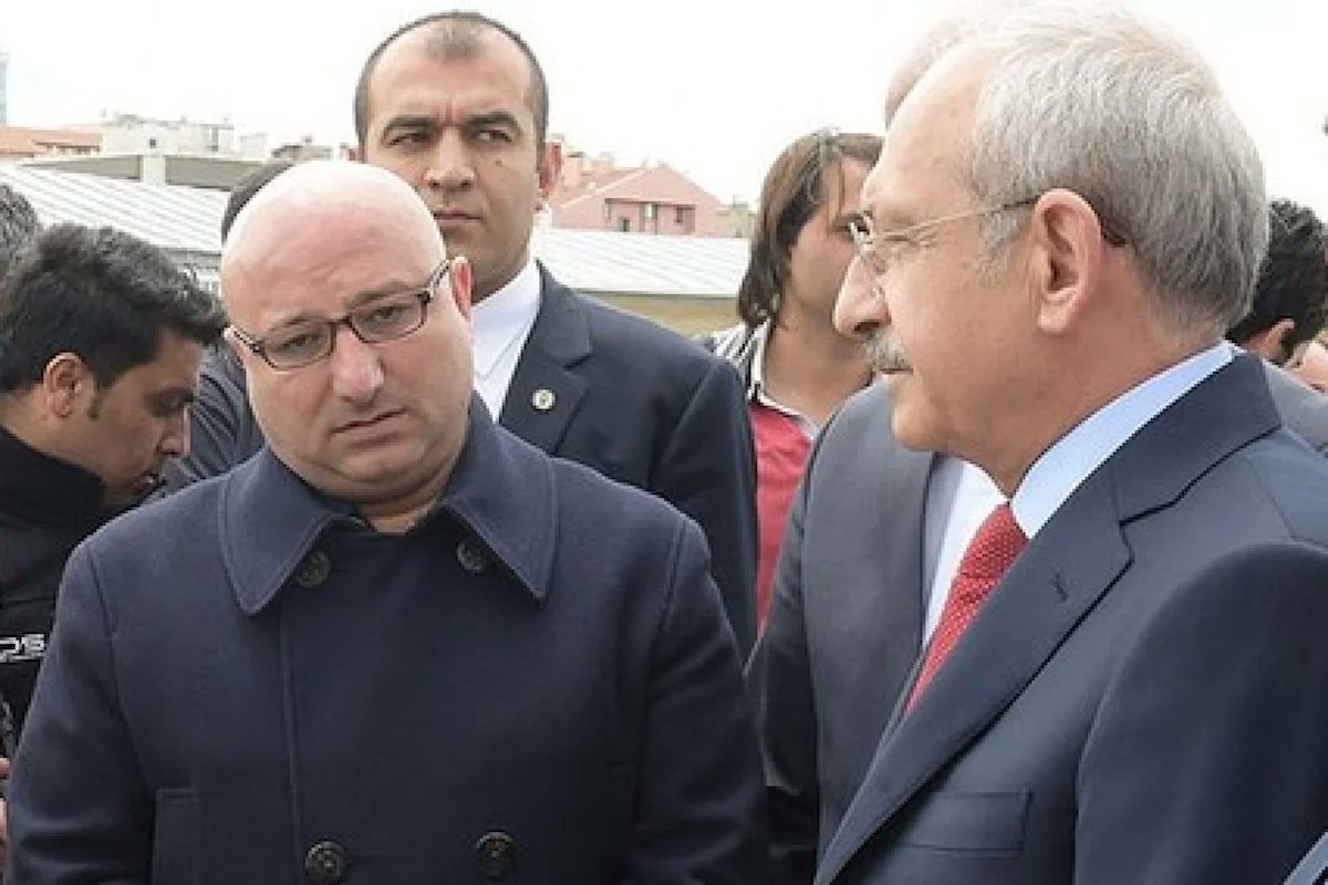 DinerGke's tweet photo. Kılıçdaroğlu "Bu milletin geleceği için arkamızdan sinsice sızan FETÖ ajanlarını zamanında fark edemediğim için sizlerden özür diliyorum" dedi. Kılıçdaroğlu'nun ByLock kullanan başdanışmanı Fatih Gürsul FETÖ üyesi çıkmıştı.

Bu da 4 yıl önceki AA haberi:
https://t.co/rDUmtfrM17 https://t.co/jGoTEER1oD