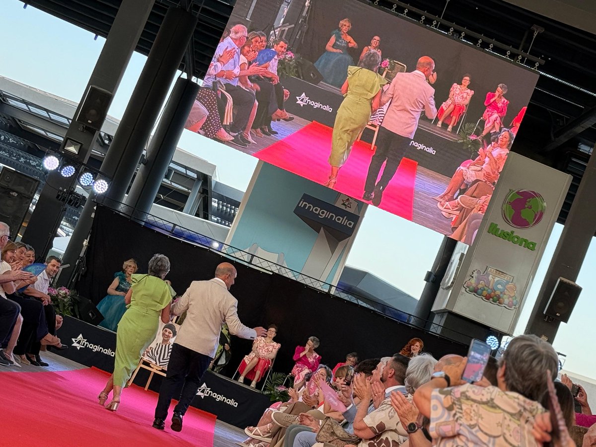dipualba's tweet photo. 🫰🏻❤️‼️ Nuestro diputado del Área Social, @josetinajeros, arropó anoche a #AMAC en su tradicional desfile solidario, protagonizado por nueve mujeres afectadas por cáncer de mama y ginecológico 🙌🏻, reafirmando el cariño y el respaldo de la #Dipualba.

🌐 https://t.co/2yfKFolsCM https://t.co/l0luOEbfIZ