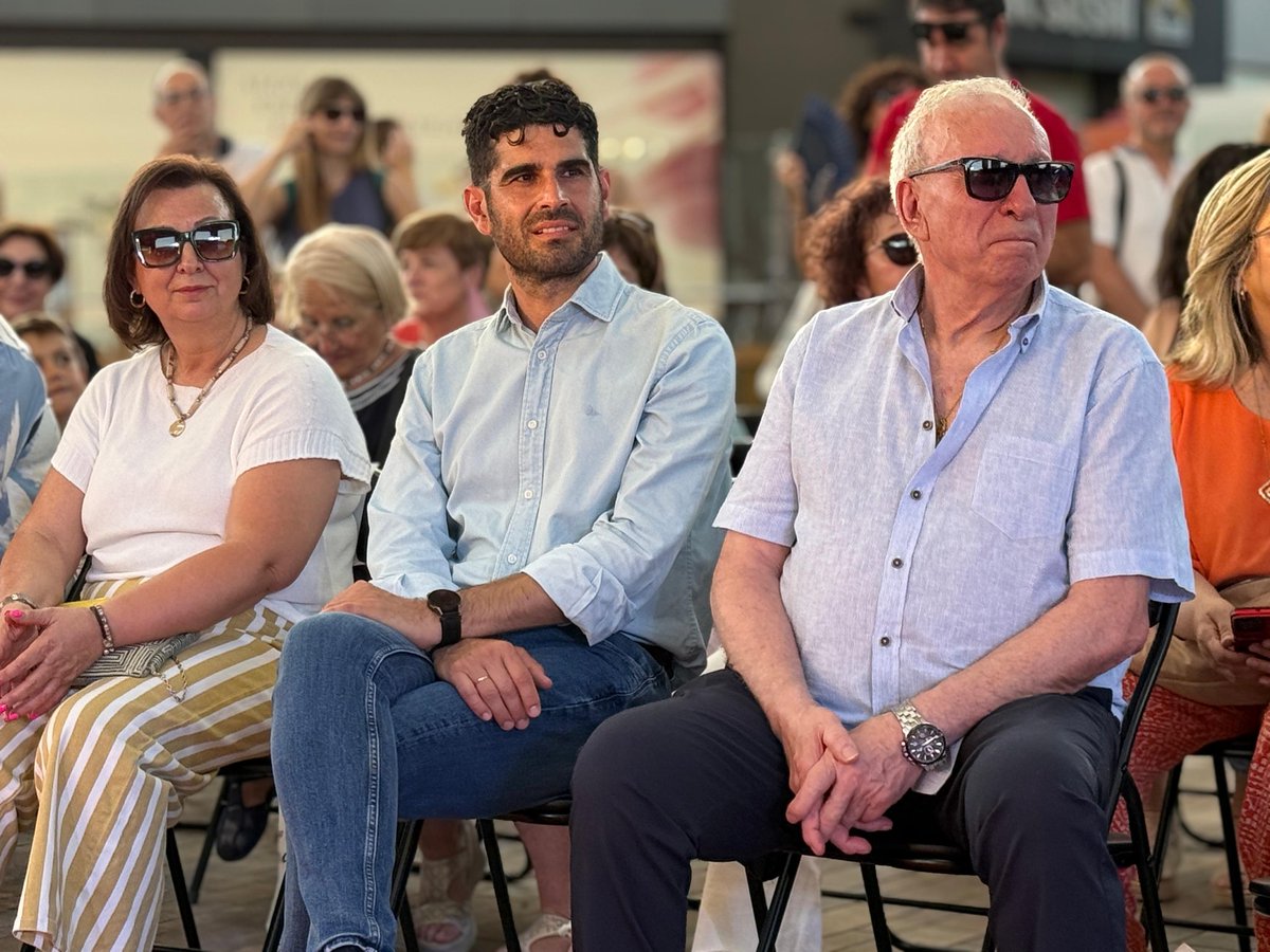 dipualba's tweet photo. 🫰🏻❤️‼️ Nuestro diputado del Área Social, @josetinajeros, arropó anoche a #AMAC en su tradicional desfile solidario, protagonizado por nueve mujeres afectadas por cáncer de mama y ginecológico 🙌🏻, reafirmando el cariño y el respaldo de la #Dipualba.

🌐 https://t.co/2yfKFolsCM https://t.co/l0luOEbfIZ