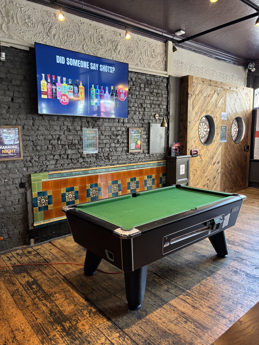 LondonPubMap's tweet photo. A first look at The Old Crown, formerly The Birds, in Leytonstone. A very impressive makeover — it feels like a proper boozer, and only £3.90 a pint of Amstel. #leytonstone #e11 #oldcrown https://t.co/iSIFRWSPvN