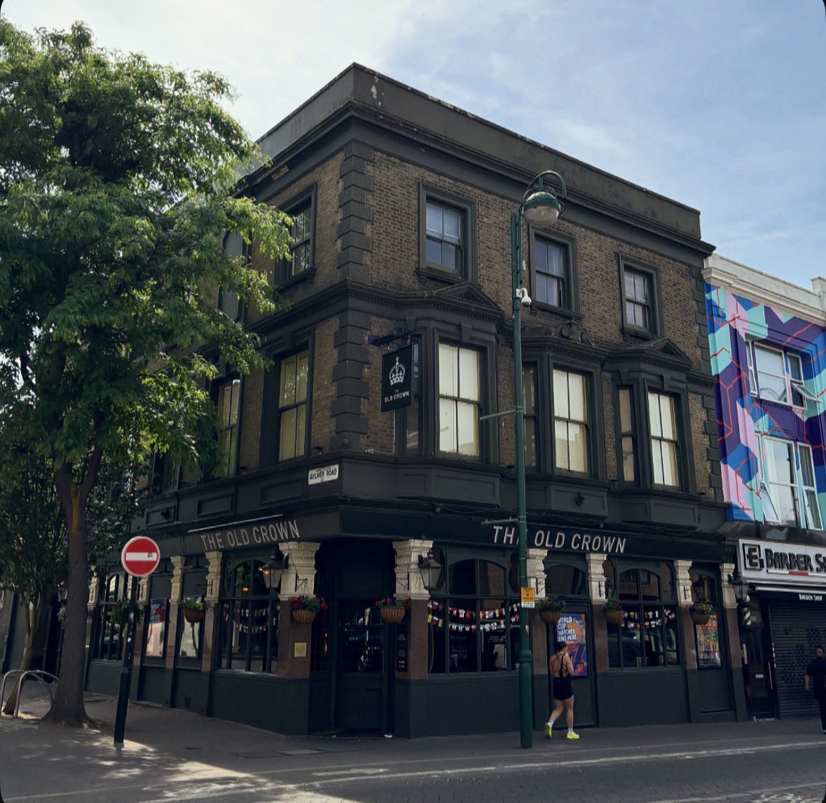 LondonPubMap's tweet photo. A first look at The Old Crown, formerly The Birds, in Leytonstone. A very impressive makeover — it feels like a proper boozer, and only £3.90 a pint of Amstel. #leytonstone #e11 #oldcrown https://t.co/iSIFRWSPvN