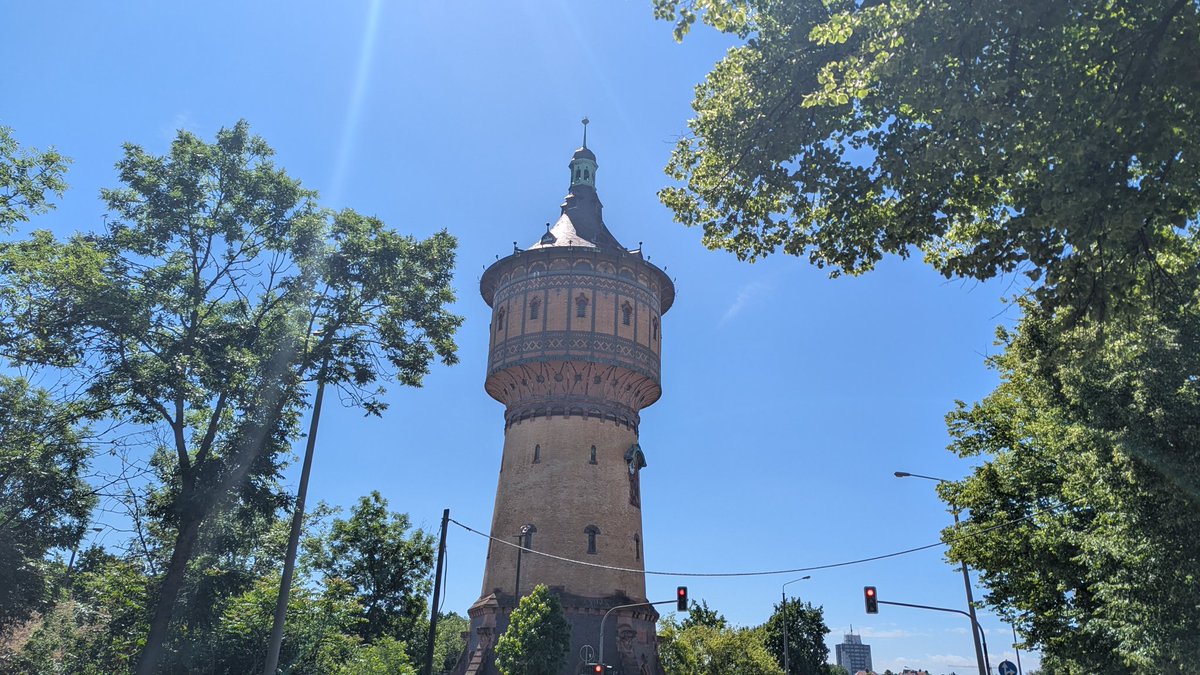 APUK28's tweet photo. Wasserturm Nord in Halle (Saale) bei herrlichstem Sonnenschein 😍☀️
#HalleSaale #Wasserturm https://t.co/dGh8bm9yrU