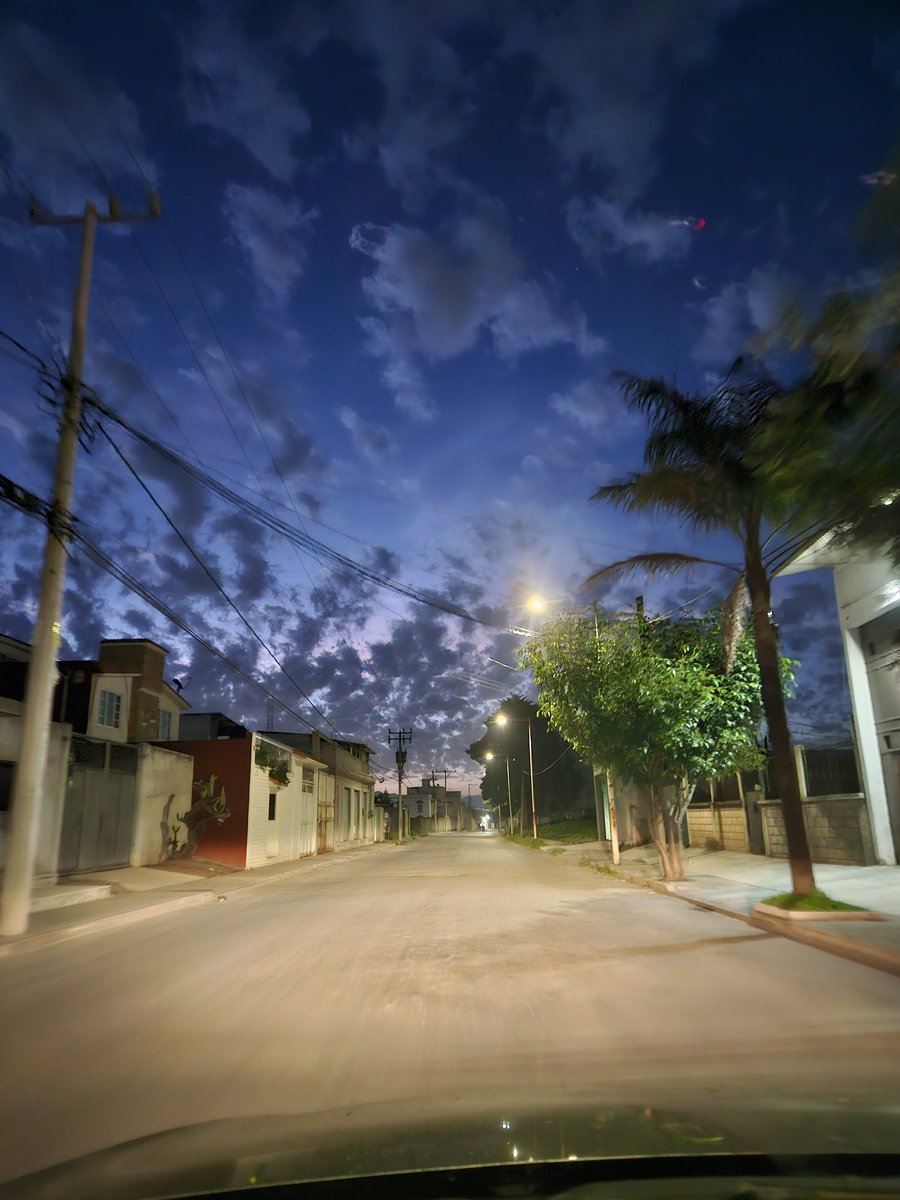 jaimesabas's tweet photo. “5:00 a.m. y Toluca ya despierta… Entre calles tranquilas, luces encendidas y un cielo que parece pintado a mano, comienza un nuevo día en este rincón de mi bello Toluca.
Aquí, hasta el amanecer tiene magia. ✨”

#Toluca #Amanecer #MiBelloToluca #5AM #JaimeSabas #SabasMejorXTi https://t.co/AZmU4qrfLC