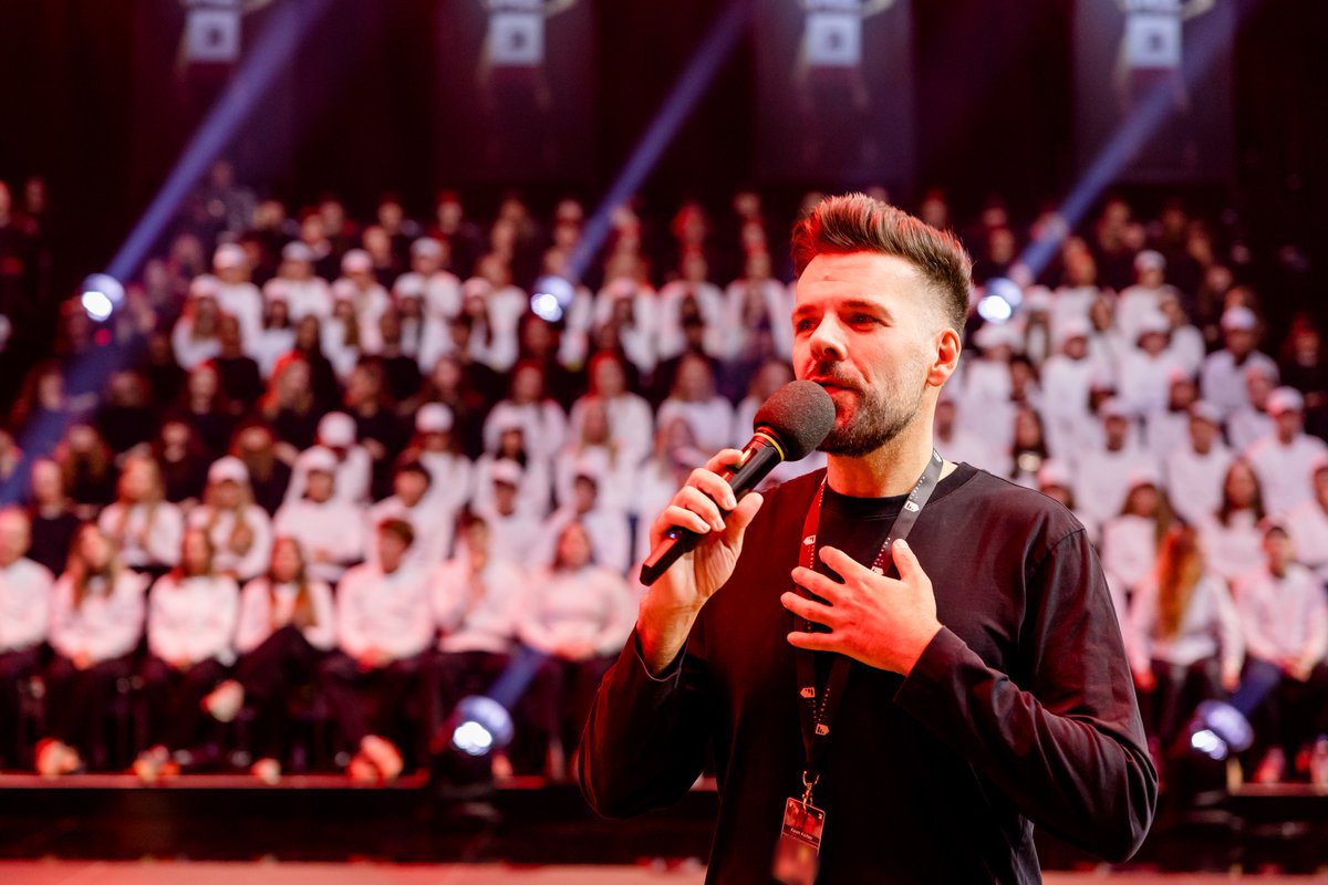 koerber's tweet photo. Ich, wie ich…

A. die Nationalhymne singe

B. meinem neuen Job als als Warm-Upper nachgehe 

C. euch auf die Mitarbeiterfolge von #JKvsP7 am Mittwoch aufmerksam machen möchte https://t.co/XAX5E3q7DR