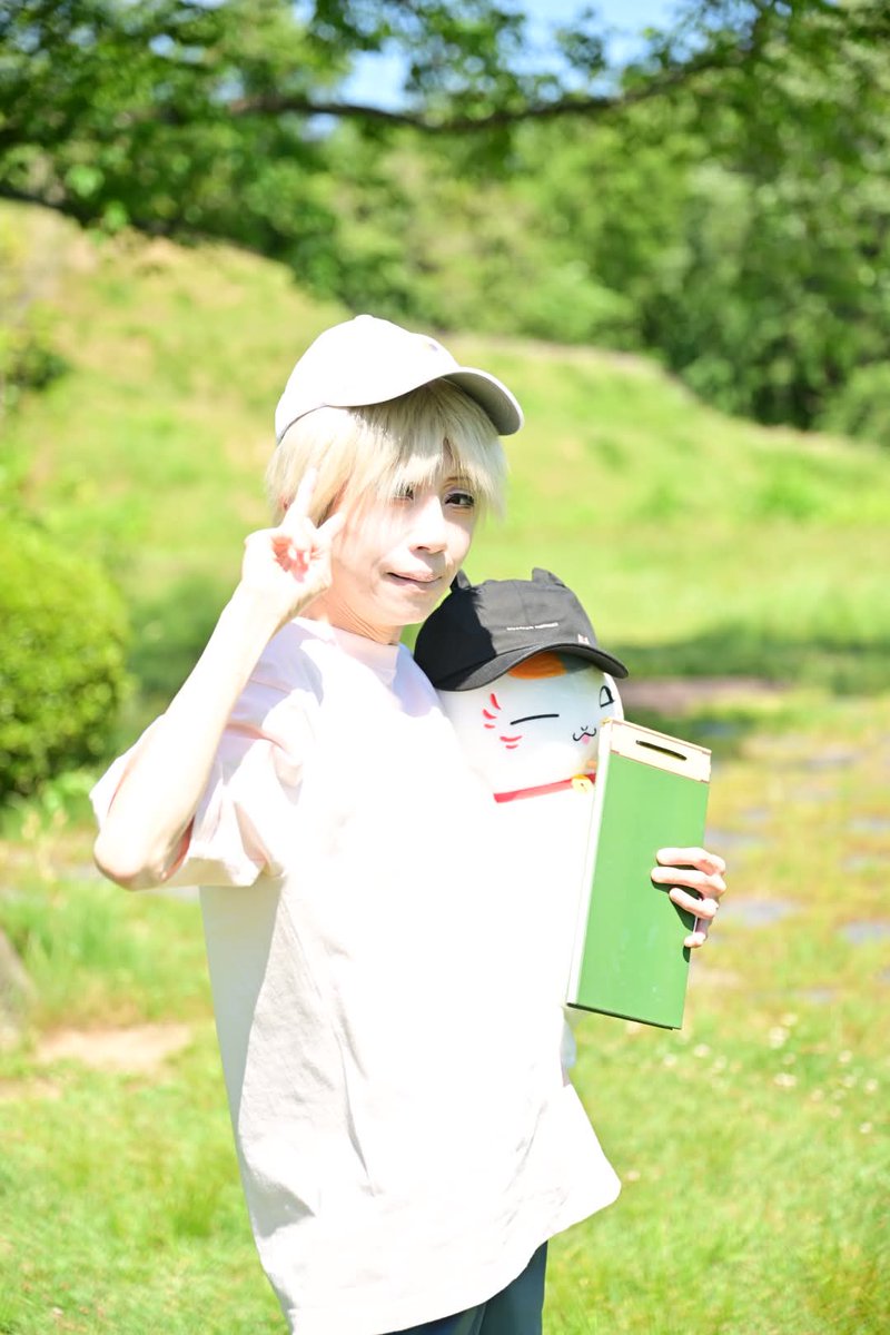 140dd219e6f5430's tweet photo. 夏目でにゃんこ先生としまむらのコラボ帽子を撮っていただいた
僕のはアベイルのにゃんこ先生帽子

撮影　さかともさん https://t.co/nlSHTvmanP