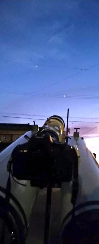 hoso500's tweet photo. 拡大撮影アダプタGET！早速夕方に集う3惑星を素人テク1枚撮りで試してみた… https://t.co/UZnBPXh5Zw