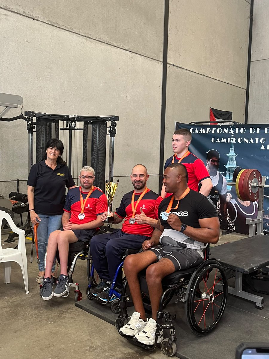 FEDEDDF's tweet photo. La Comunidad de Madrid, campeona 🏆 de España 🇪🇸 de #powerlifting por CCAA en El Viso de San Juan (Toledo)

🥈Castilla La Mancha
🥉Cataluña
🏋‍♀️🏋‍♂️🏋‍♀️
#halterofilia #campeones #Toledo https://t.co/fqkzYCADnq