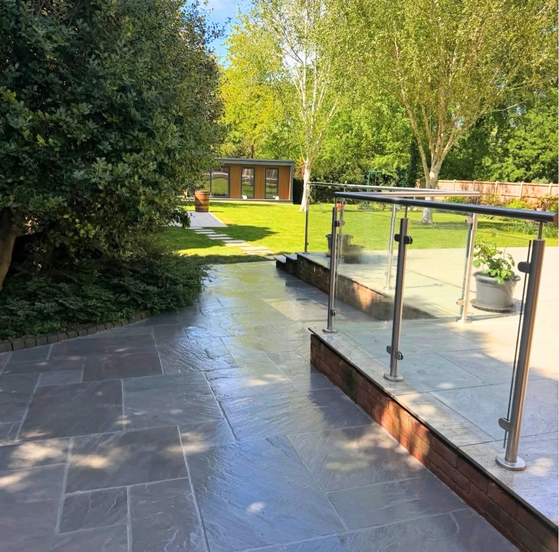 Ultrascape_UK's tweet photo. A cracking finish on this one from Billy Ray's Driveway Specialists 👏

Kandla grey looking spot on, with flowpoint helping bring the whole project together for a clean, sharp finish 😍

Great work!

#flowpoint #drivewaypaving #pavingprofessional #landscapingprofessionals https://t.co/viQ464kFtC
