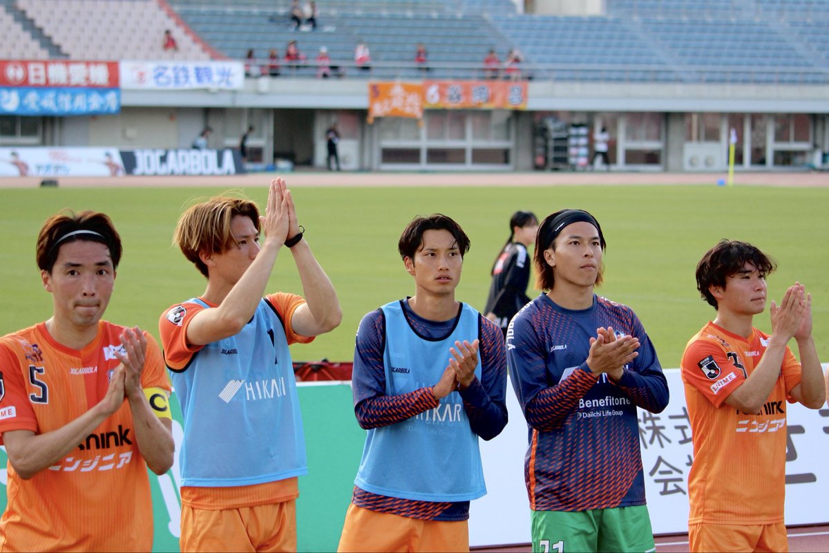 ehime_toco's tweet photo. 最後のボールが蹴られるまで
最後の笛が鳴るまで

勝つことを信じている

信じることのできる

チームになっていたこと
それが感動だった( ˊ͈ ˙̫ ˋ͈ )

応援できてよかった
次のシーズンに向けて
ワクワク待てること
それも嬉しい⟡.·

私も日々を大切に
今からいい準備して
その日を待とう

 #愛媛FC https://t.co/wrMD3gkprg