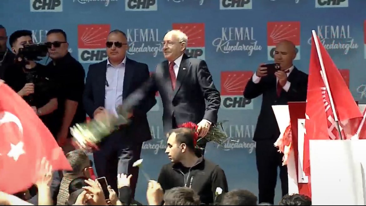 evrenyildizey's tweet photo. Bakın bir yanda Hain Kemal konuşurken kameralar sadece onu çekiyor. Çünkü kalabalık yok.

Diğer yandan Sayın CHP Genel Başkanı @eczozgurozel ise halkın kalabalığını gösteriyor. Buradaki kalabalığın küsüratı orada yok. https://t.co/DxHvt5SaB0