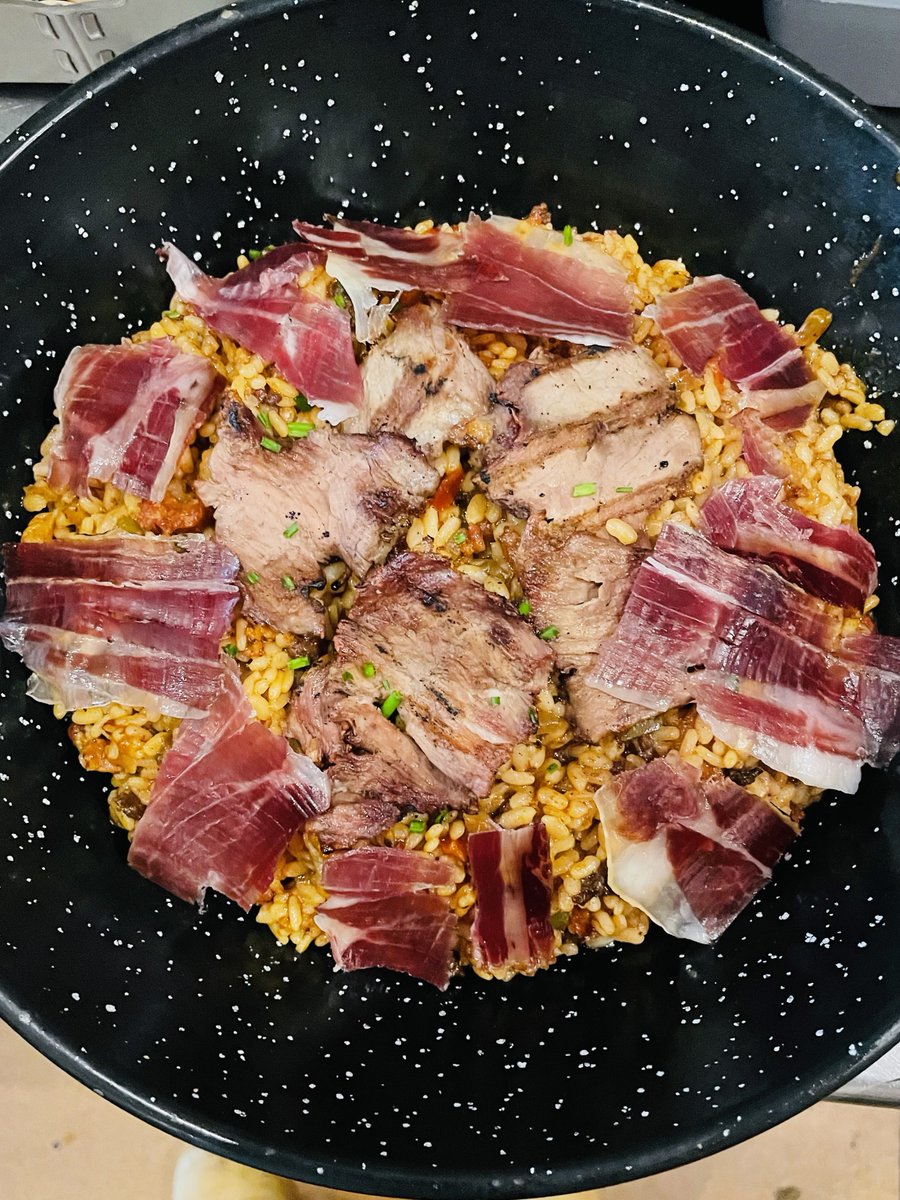 estestucapricho's tweet photo. Todos los sábados y Domingos nuestro Arroz Ibérico 😋Clásico !!!
De fondo suenan Vetusta Morla 🎶 https://t.co/sgvadECk0D